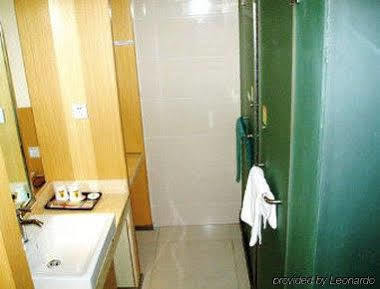 Super 8 Hotel Kunshan Railway Station Экстерьер фото